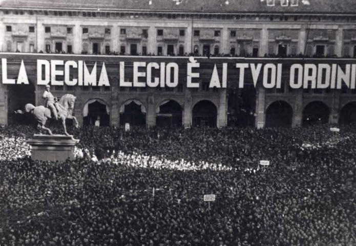 Piazza Maggiore gremita per il comizio di Mussolini