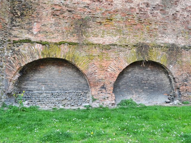 Mura della città - viale Berti Pichat - particolare