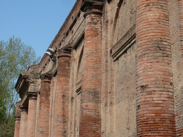 Arena dello Sferisterio (BO) - muraglione su piazza VIII Agosto
