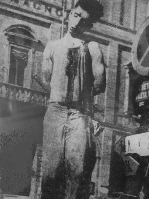 Il cadavere di Arturo Spazzoli studente universitario di 21 anni impiccato assieme a Corbari a Forlì - Fonte: Fonte: ANPI Faenza - Museo della Resistenza di Cà di Malanca