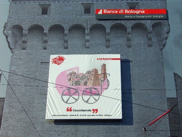 Porta della cinta muraria medievale di Bologna in restauro
