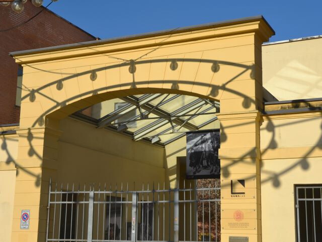 L'ombra di "Casa Grande" sull'ingresso della Cineteca