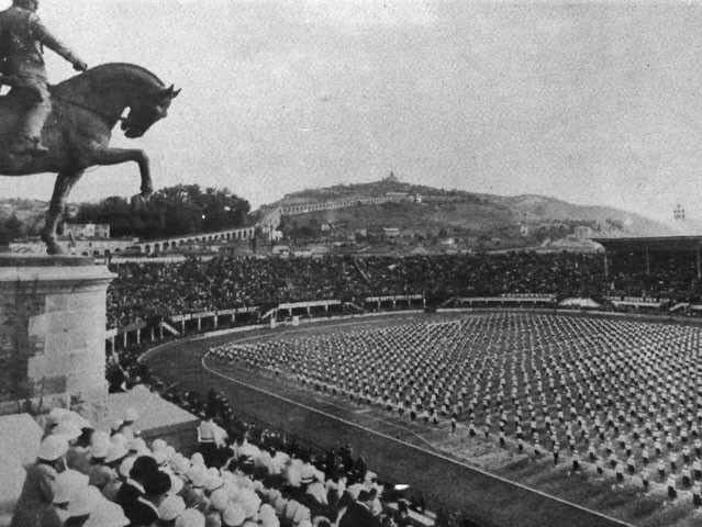 Festa ginnastica dell'Opera Nazionale Balilla al Littoriale - 24 maggio 1934 - In primo piano la statua equestre di Mussolini - Fonte: Mostra Giulio Ulisse Arata - Bologna 2012