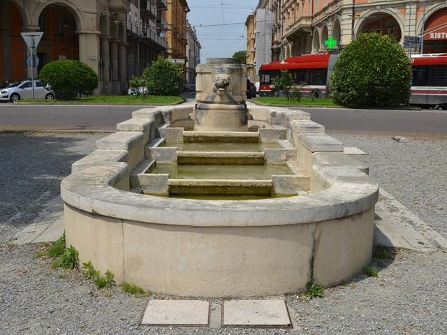 Fontana in piazza dei Martiri (BO) 