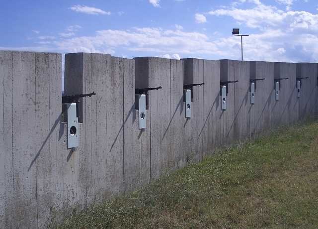 Il muro con i mitra allude alla fucilazione dei partigiani