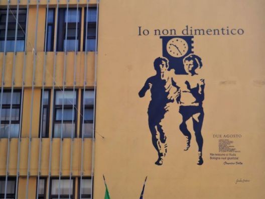 Ricordo della strage del 2 agosto 1980 sul muro di una scuola di Bologna
