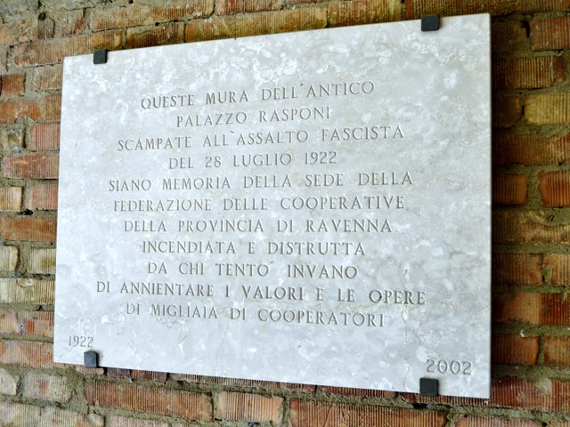 La lapide ricorda l'assalto fascista a Palazzo Rasponi 