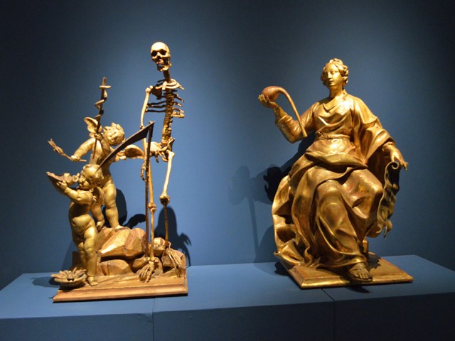 Statue dorate provenienti dalla farmacia dell'Ospedale della Morte 