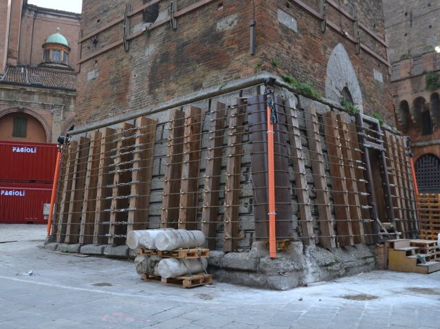 Il cantiere della Torre Garisenda (BO)