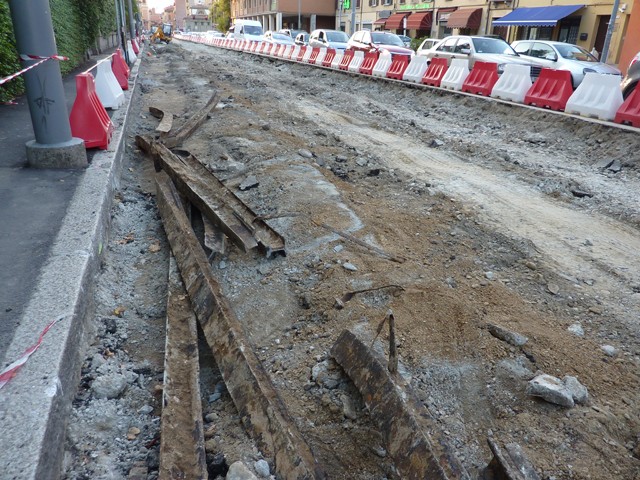 Eliminazione dei vecchi binari del tram in via Murri (BO)