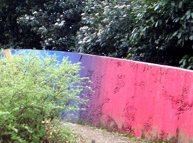 Giardino del Guasto - il muro colorato