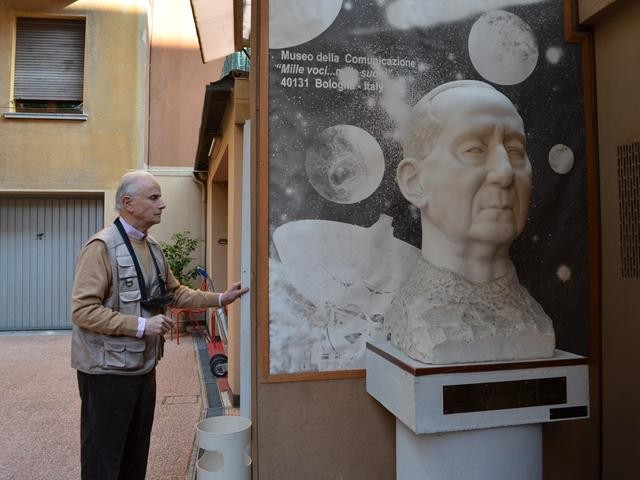 G. Pelagalli all'ingresso del suo museo accanto al busto di G. Marconi dello scultore A. Dazzi