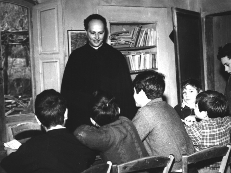 Scuola di barbiana   don lorenzo milani e alunni in aula