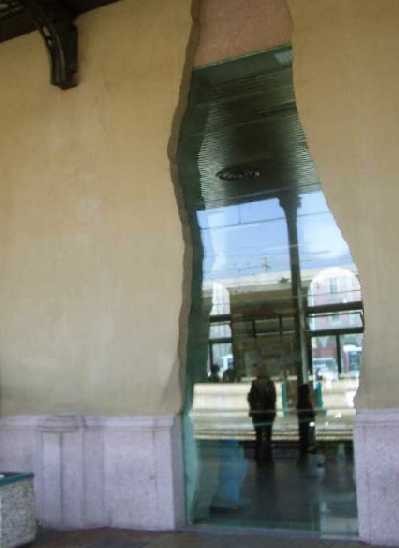 La finestra della sala d'aspetto conserva la forma dello squarcio provocato dall'esplosione del 2 agosto 1980