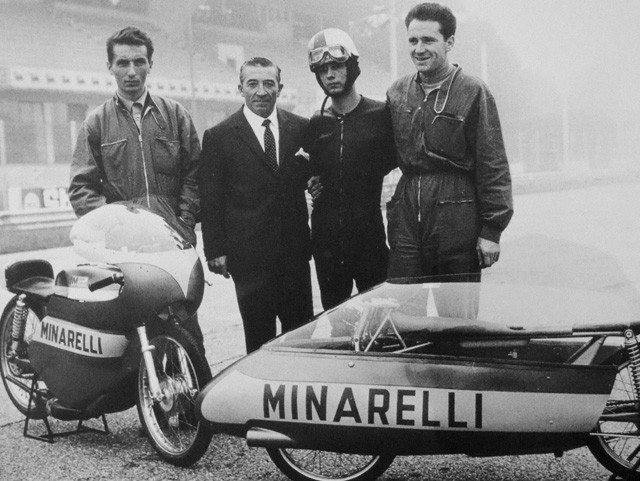 Vittorio Minarelli con alcuni dei suoi piloti 