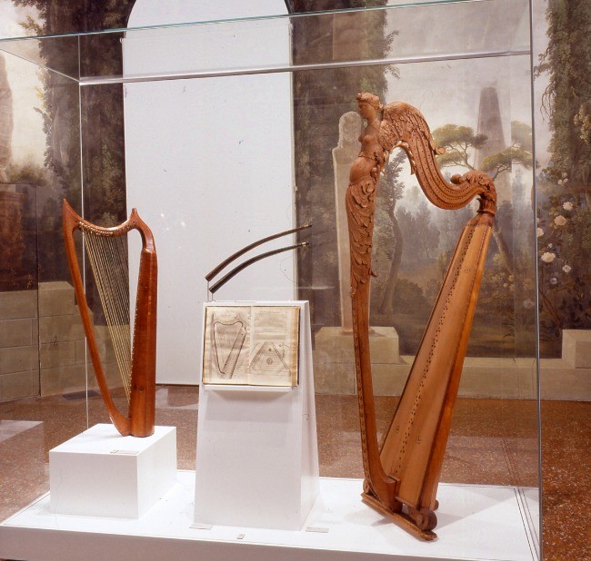 La collezione di arpe del Museo della Musica.jpg