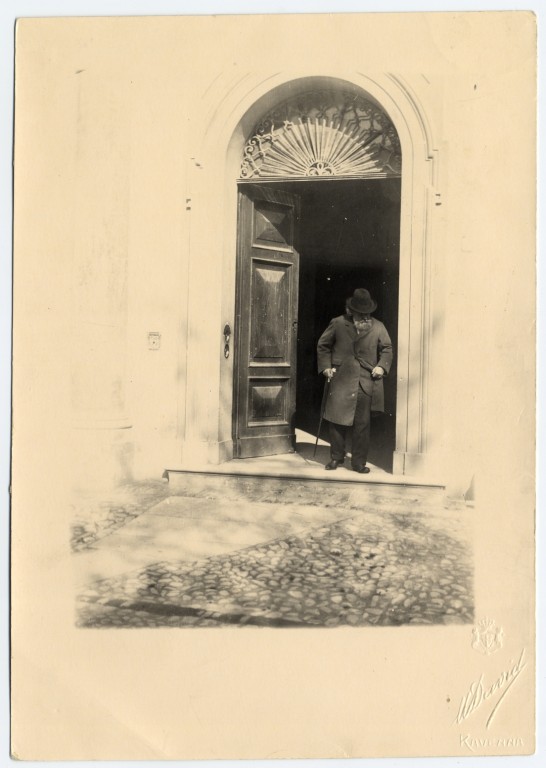 immagine di Sul portone di casa nel 1902