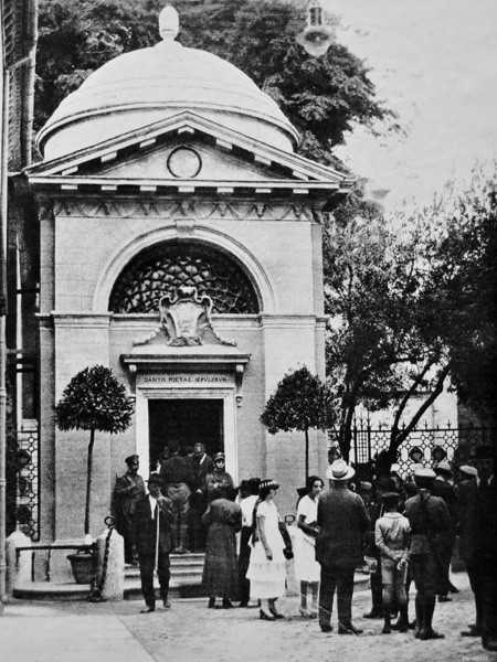 La tomba di Dante a Ravenna durante le solenni celebrazioni del 1921 