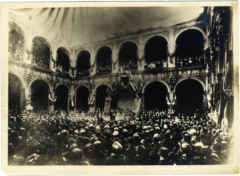 41 - 12 giugno 1888. Il cortile dell'Archiginnasio parato a festa durante la cerimonia per la celebrazione dell'VIII centenario della fondazione dell'Università di Bologna.