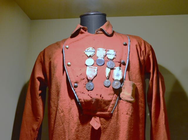 Camicia rossa di garibaldino con decorazioni