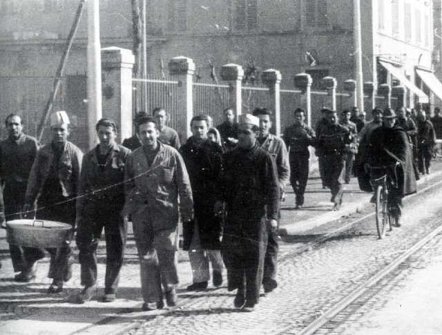 Operai della Sabiem portano viveri ai lavoratori della Calzoni in lotta - marzo 1951 - da: L. Arbizzani, cit. p. XXI