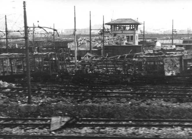 Distruzioni alla stazione - Foto: Istituto Parri (BO)