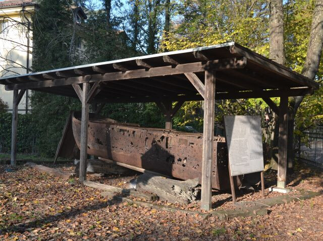 Una delle barche di ferro dell'ultimo traghetto di Trebbo