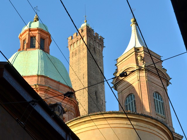 La torre degli Asinelli tra la cupola e il campanile della chiesa di San Bartolomeo