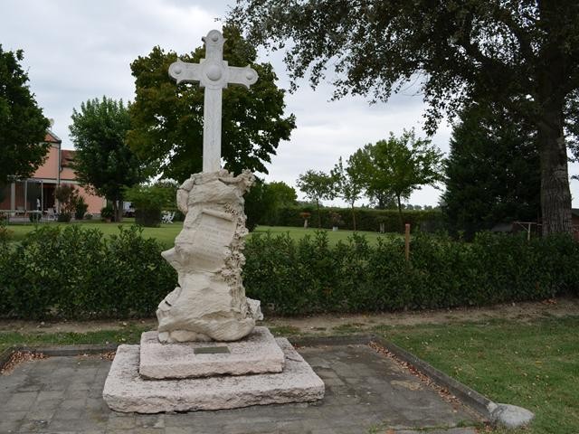 Il cippo dove Fanin è stato ucciso nella periferia di San Giovanni in Persiceto (BO)