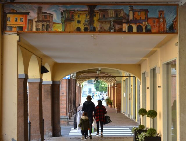 A passeggio sotto i portici