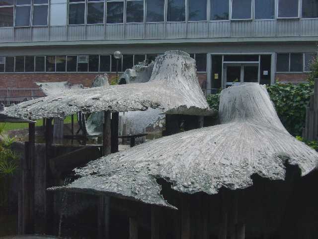 Grande fontana davanti al padiglione Nuove Patologie dell'Ospedale Sant'Orsola di Bologna - particolare - scultore Q. Ghermandi