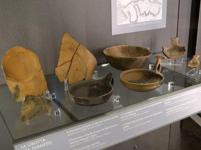 Frammenti di vasi con varie decorazioni 