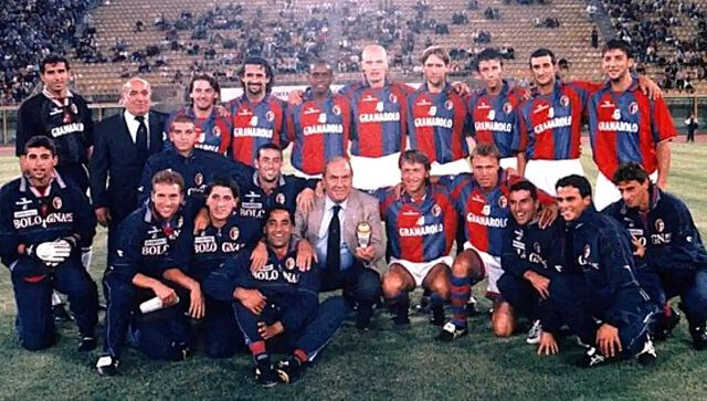 Il Bologna FC mostra la Coppa Intertoto UEFA da poco conquistata 