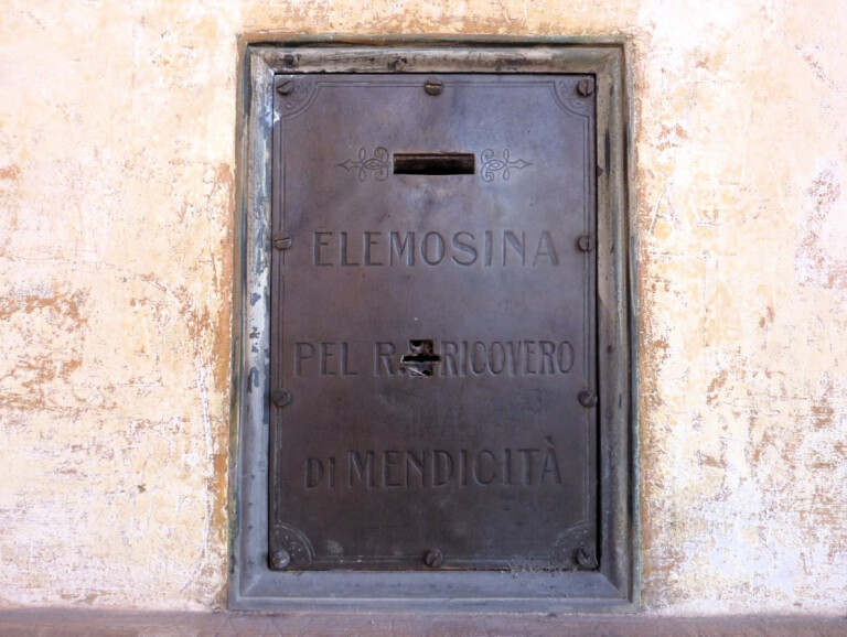 Cassetta di elemosine