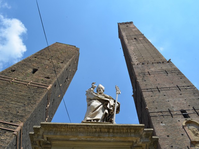 Le torri Garisenda e Asinelli ai lati della statua di San Petronio 