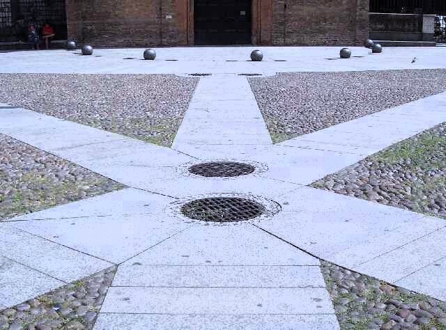 Il sagrato della basilica di Santo Stefano (BO)