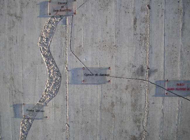 Mappa dei canali di Bologna scolpita sul muro del parco Olivo - particolare