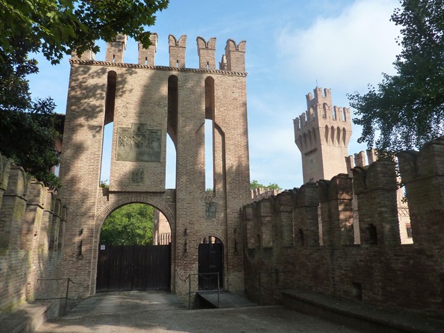 Castello di San Martino dei Manzoli (sec. XV) 