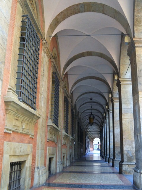 Palazzo Malvezzi De' Medici, il "portico buio"