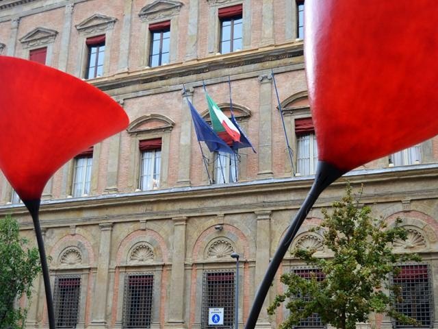 Piazza G. Rossini (BO) nell'allestimento 2020 - Palazzo Malvezzi e i Maxxi Poppy