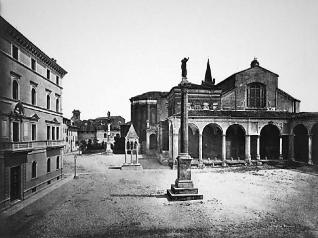 La basilica di San Domenico con il portico in una foto dell'800
