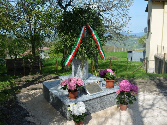 Cippo eretto nella borgata di Cà di Santoni in onore dei giovani fucilati a Pian di Balestra - 2014