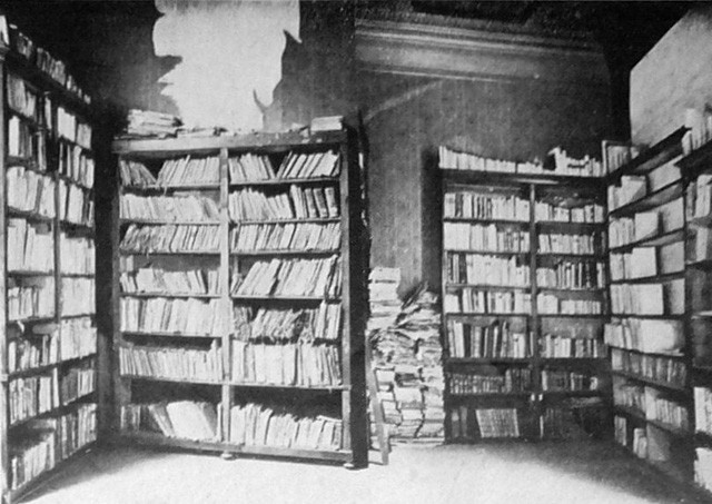 La vecchia biblioteca popolare malamente ricoverata in via Foscherari - Fonte: "Il Comune di Bologna. Notiziario settimanale"