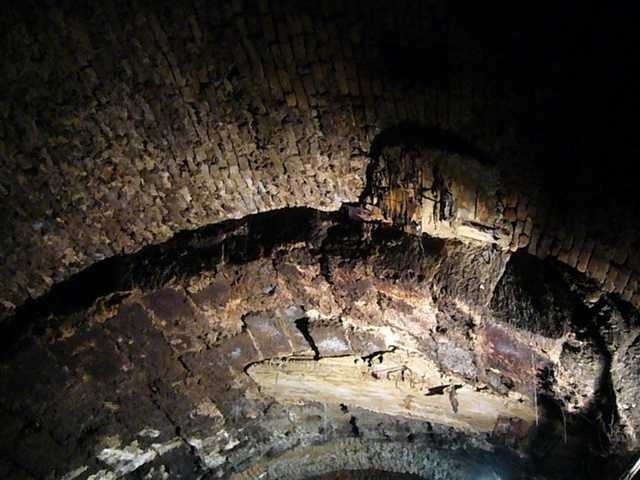 Torrente Aposa sotterraneo - Resti del ponte romano