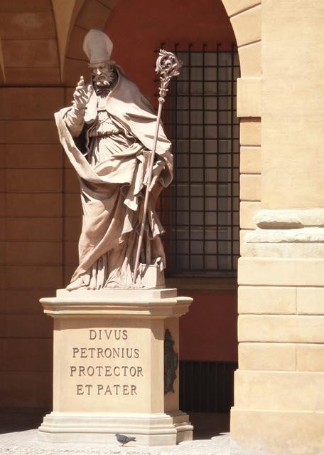 Statua di S. Petronio, copia in terracotta nel cortile dell'Arcivescovado