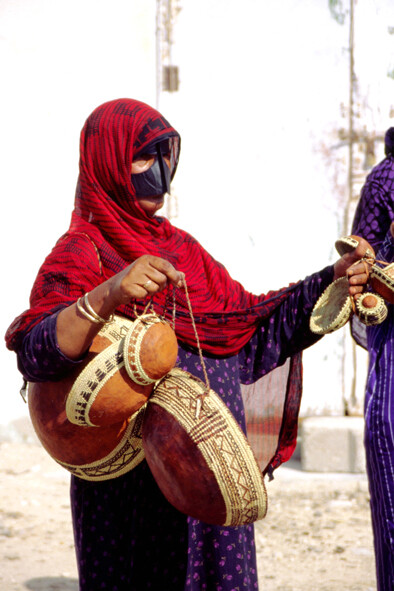 Donna vende ceste ad Ash Shuwaymiyyah - Oman - 2006