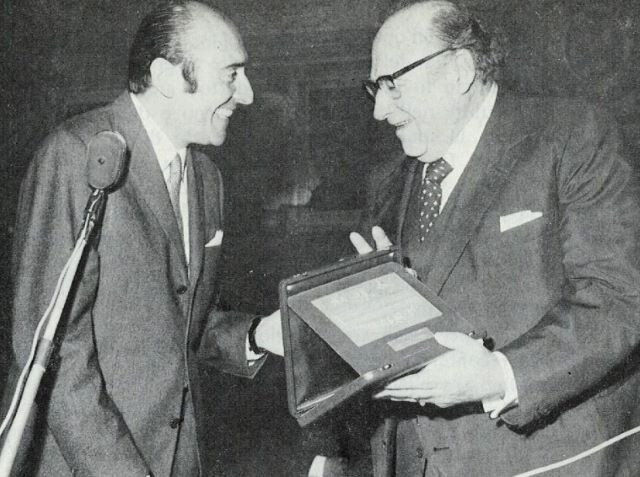 Renato Zangheri consegna l'Archiginnasio d'oro a Riccardo Bacchelli