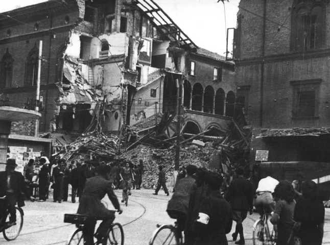 L'Hotel Brun quasi completamente distrutto dalle bombe - Foto: Istituto Parri (BO)