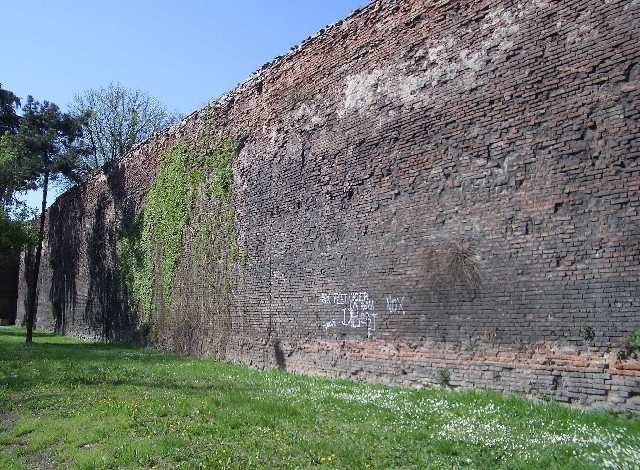 Le antiche mura - Tratto superstite in viale Berti Pichat