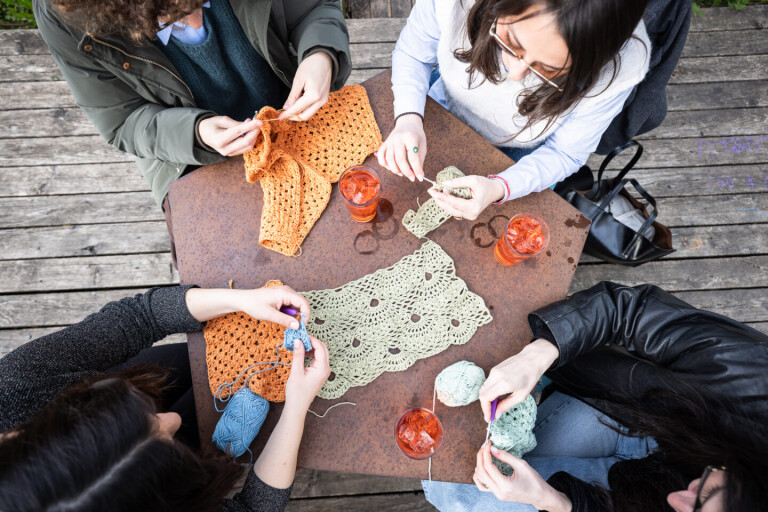 immagine di APERUNCINETTO: l’uncinetto esce dal cinema e si sposta nel verde